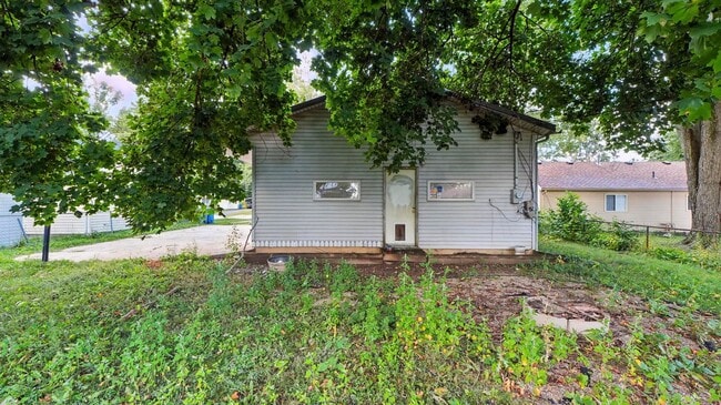 Building Photo - New 3 bedroom listing!
