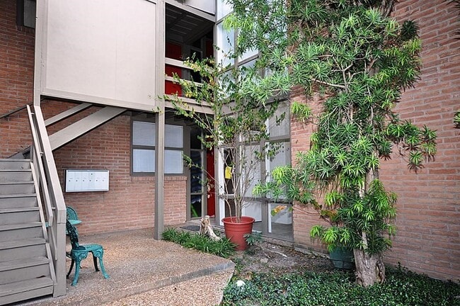 Building Photo - 5214 Memorial Dr