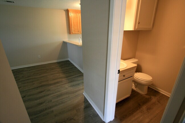 Building Photo - 901 Camellia Ct