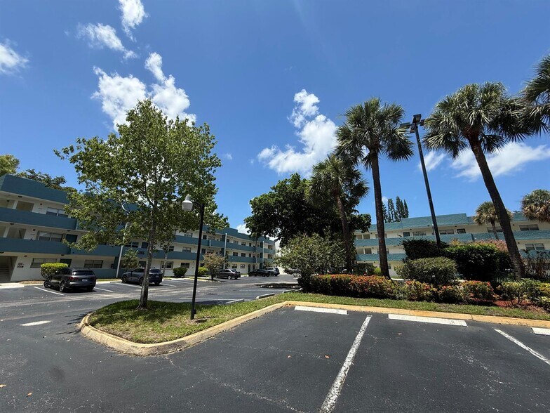 Building Photo - 5155 E Sabal Palm Blvd