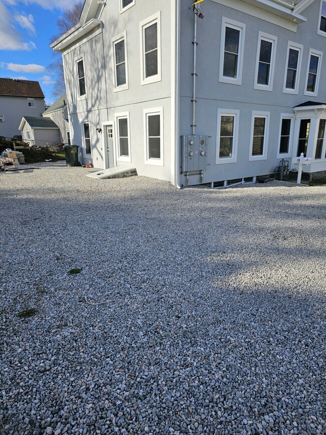 Building Photo - 281 Pequot Ave
