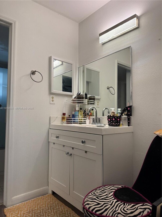 Building Photo - 9495 Evergreen Pl