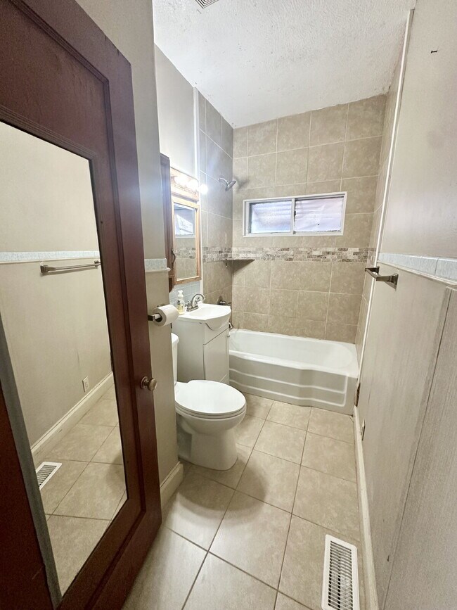 Building Photo - 2610 Snyder Ave