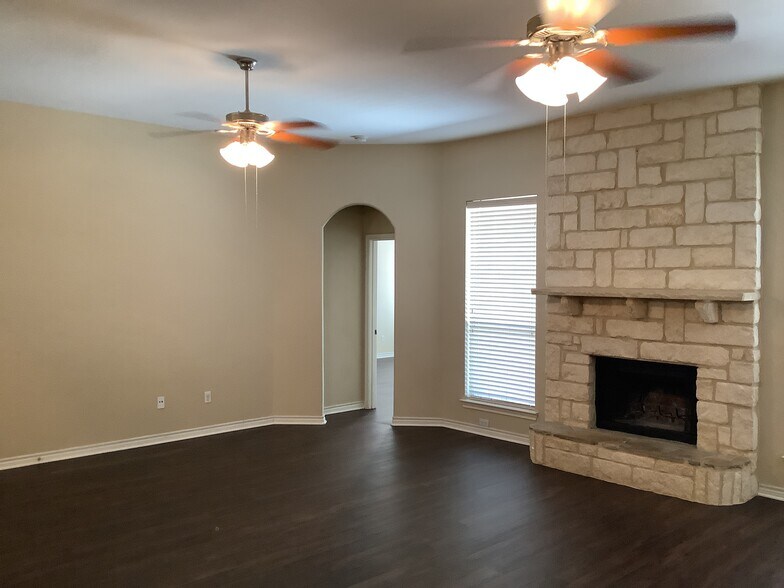 Building Photo - 1506 Melanie Trl