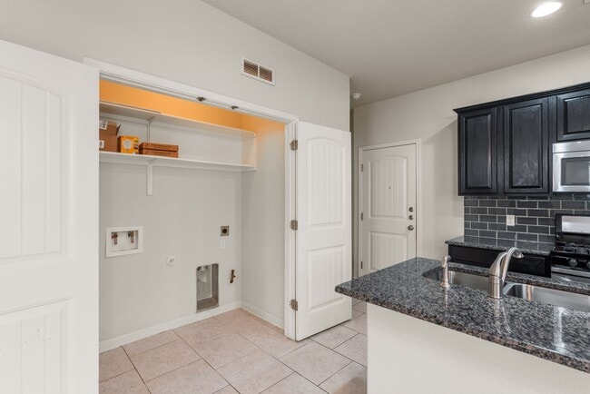 Building Photo - Modern single-story condo - Available now!