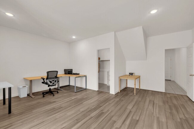 Building Photo - 2272 W Harmont Dr