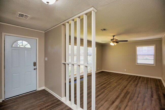 Building Photo - ** 3 bed 2 bath located in Dalraida **Call (334-366-9198 to schedule a self tour)  $500 move-in i...