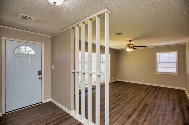Building Photo - ** 3 bed 2 bath located in Dalraida **Call...