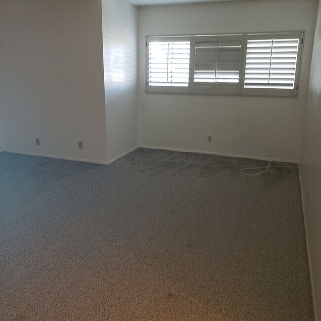 Building Photo - CANYON CREST - 2 Bedroom 2.5 Bath Townhouse