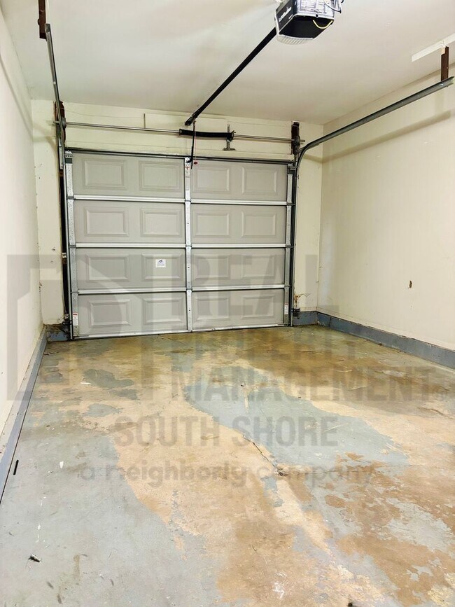 Building Photo - Remodeled 4 Bed/2 Bath Home w/ Garage & Large Backyard