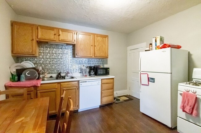 Building Photo - PRELEASING for AUGUST! Close to Campus