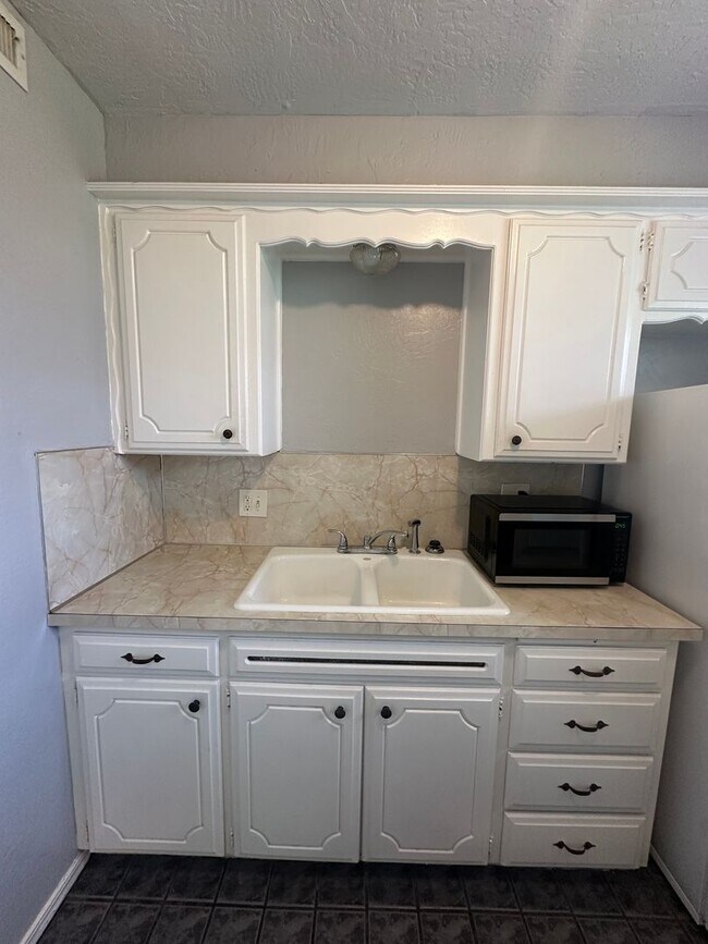 Building Photo - 4844 Woodview Dr