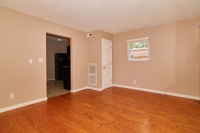 Building Photo - Cozy 2 Bedroom Duplex Home