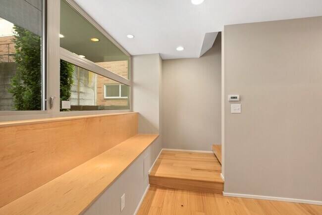 Building Photo - Gorgeous VIEW Townhome w/ 2 Master Suites in Coveted Eastlake