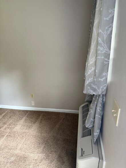 Living room - 981 Charlotte Ave