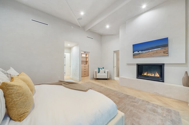 Building Photo - 2221 Bowmont Dr