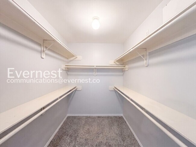 Building Photo - 2Bed / 2Bath Spacious Town Home with Fenced Yard and Garage / Available Noq!