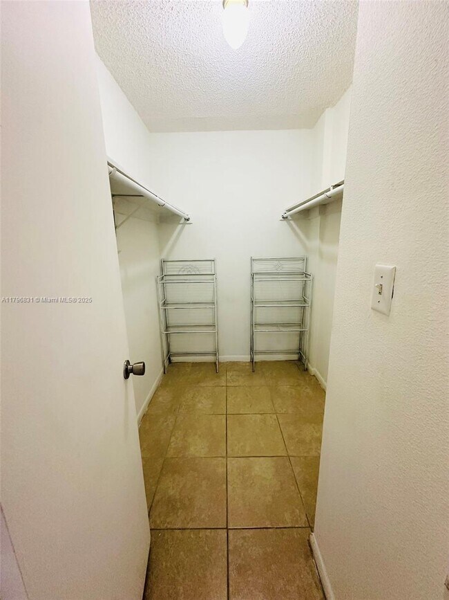 Building Photo - 9350 Fontainebleau Blvd