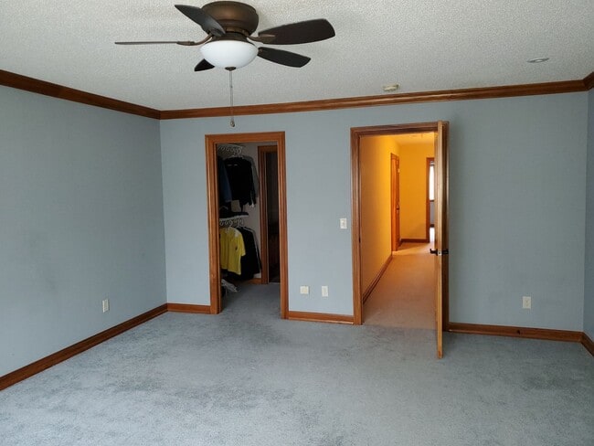 Building Photo - STUNNING, 5 BEDROOM AND 5 BATH TWIN HOME F...