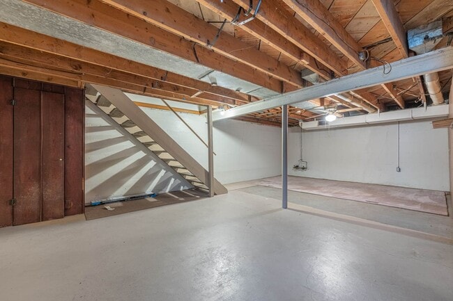 Building Photo - 1822 W Schantz Ave