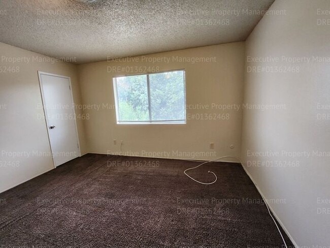 Building Photo - Townhouse unit. 2 bedrooms 1.5 bath call o...