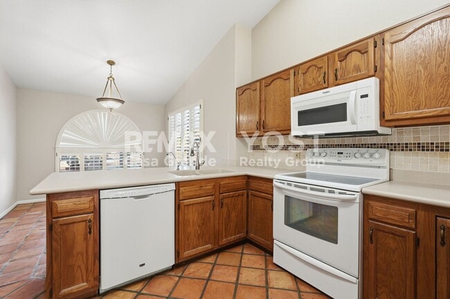 Building Photo - Where Character Takes Center Stage! Now Offering $500 Off First Month’s Rent!