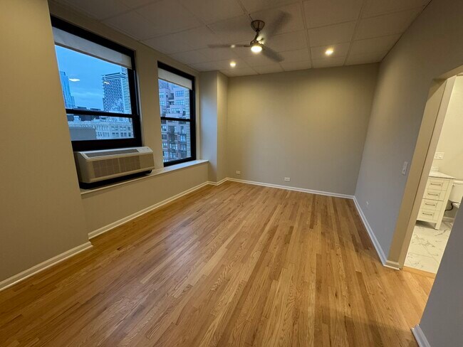 Building Photo - 600 S Dearborn St