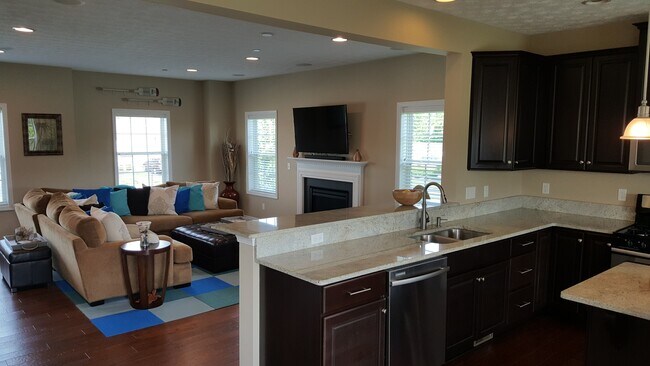 Building Photo - Robinson - LARGE 3 Bedroom End Unit House - Minutes from 376 W Robinson