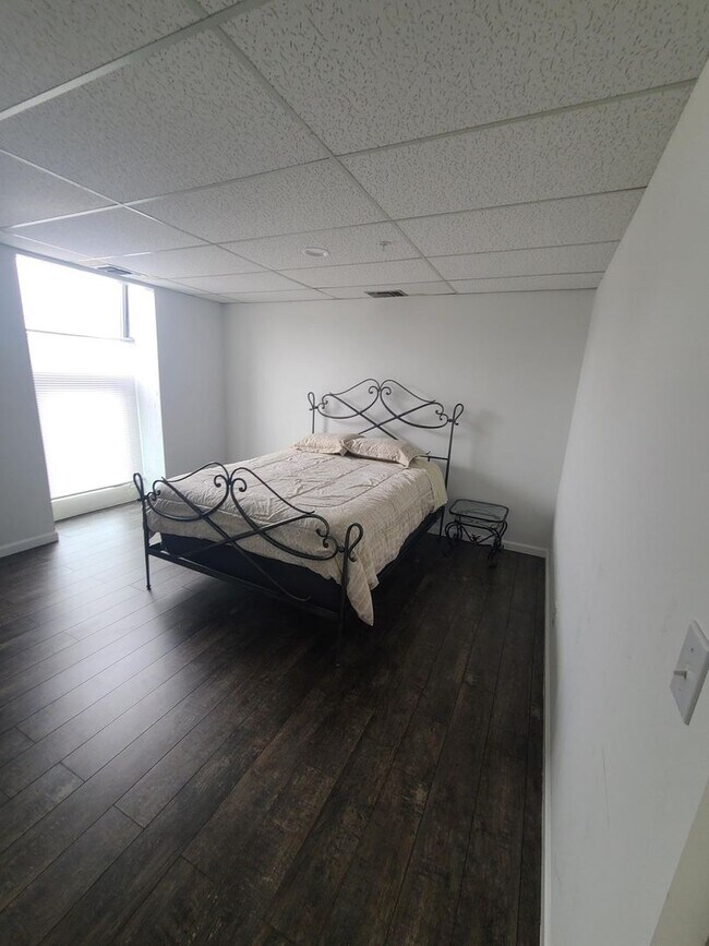 Building Photo - 17th St 6 Plex