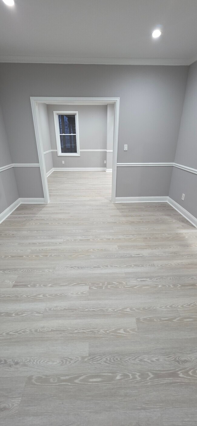 Building Photo - 2461 Shirley Ave