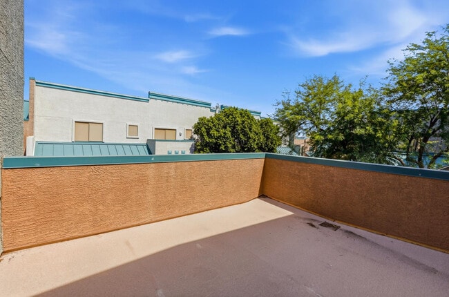 Building Photo - 2027 E University Dr