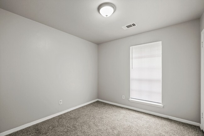 Building Photo - 122 W Havner Ln