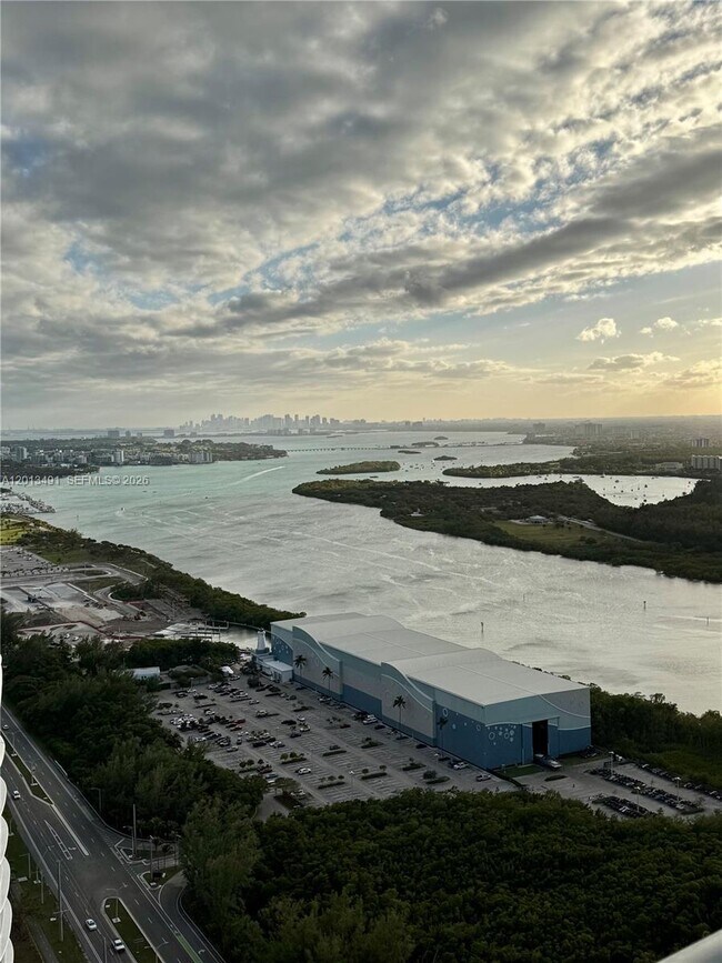 Building Photo - 15811 Collins Ave
