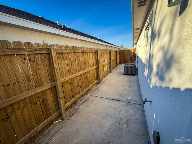 Building Photo - 17 Puffin Ave