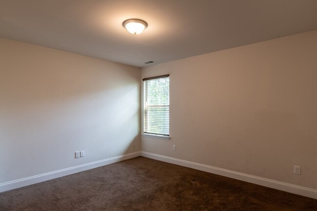 Building Photo - Modern Living in the Heart of Summerville!
