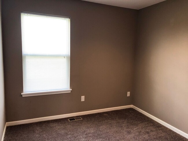 Building Photo - 3 Bed Townhome Grain Valley