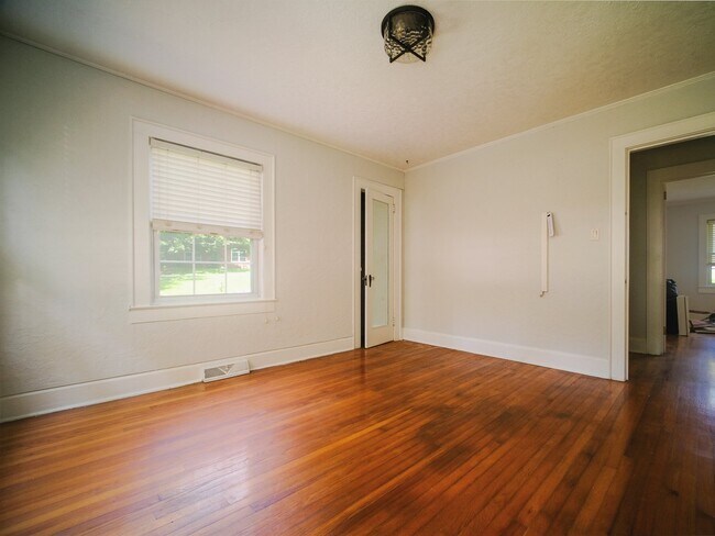 Building Photo - "Charming 3-Bedroom Home with Hardwood Floors & 2 Full Baths in Bessemer City – 1758 Sq Ft of Com...