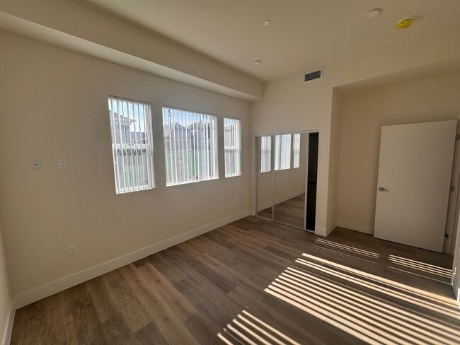 Building Photo - 1015 W 21st St