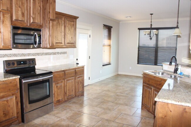 Building Photo - Southwest home, close to hospital, shopping, restaurants and easy access to FT Sill