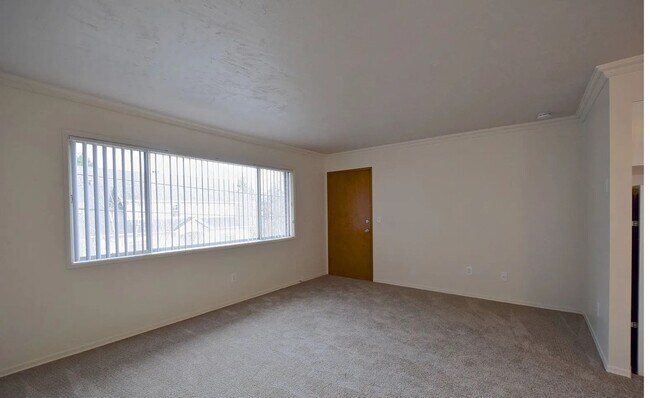 Building Photo - Charming and clean 1 bed/1 bath in nice close-in Northeast Portland Neighborhood!