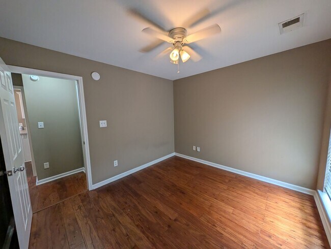 Building Photo - 3BR/2BA Garden Home with Fenced Yard, Great Master Suite