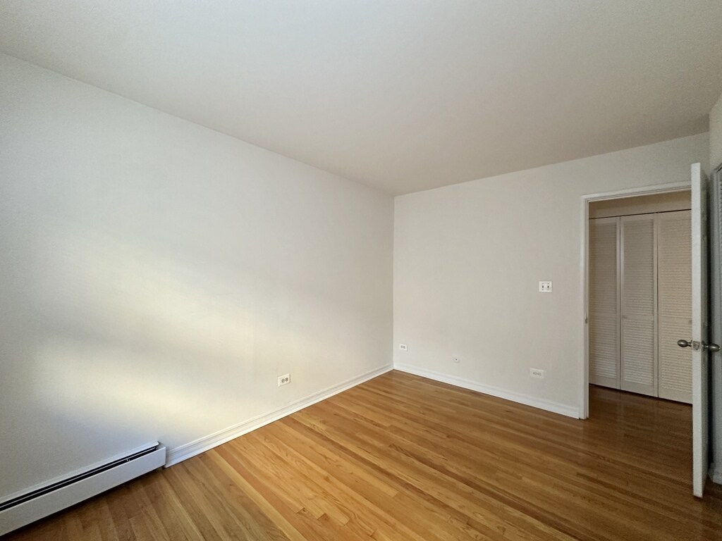 Building Photo - 6830 N Sheridan Rd