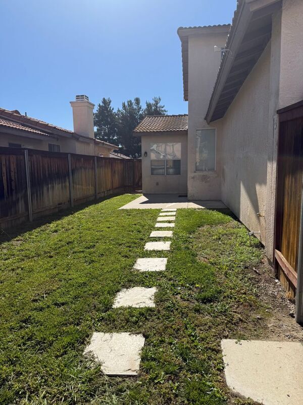 Building Photo - 39545 Warbler Dr