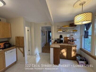 Building Photo - 122 Cecil St SE