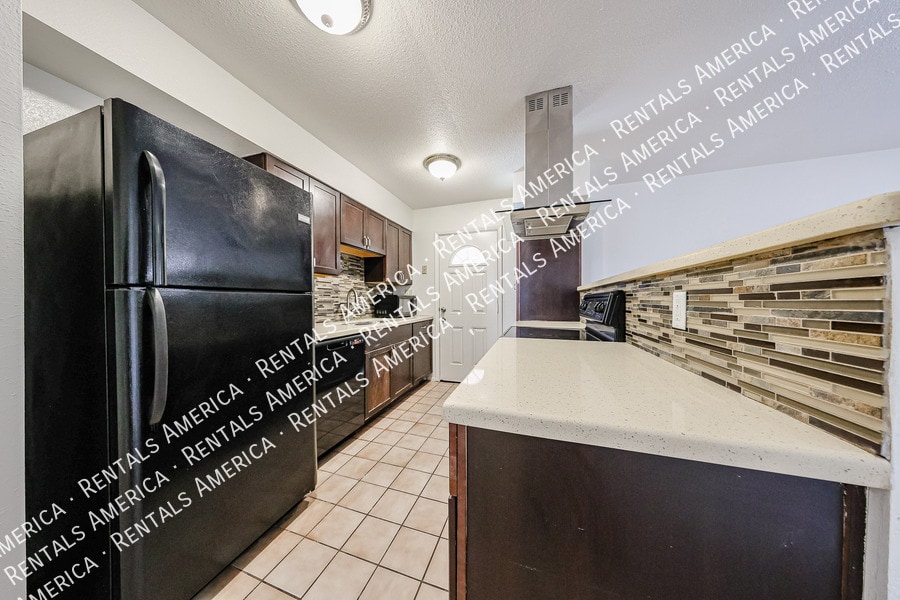 Building Photo - 2156 E Yale Dr