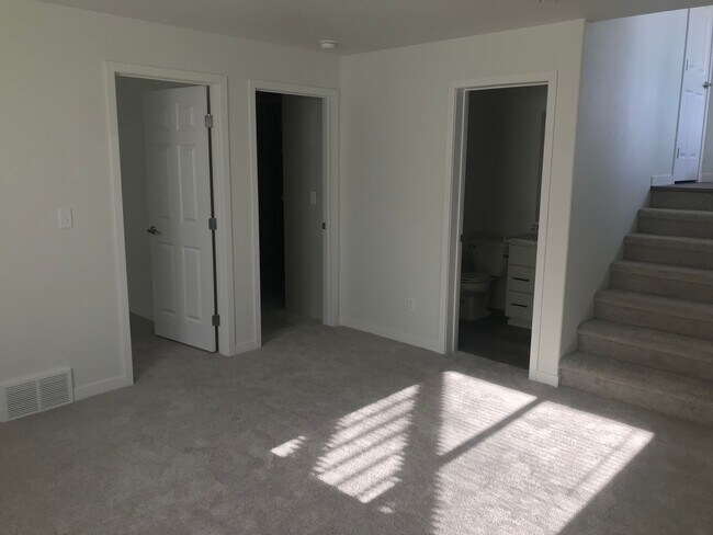 Building Photo - 3 Bed 3 Bath Twin Home