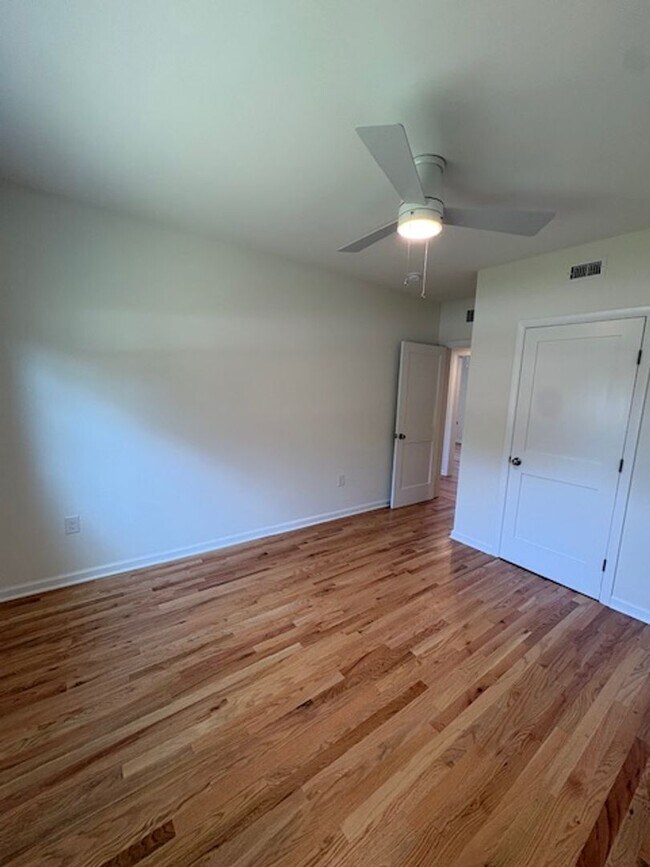 Building Photo - Newly Renovated Three Bedrooms Condo in South Windermere