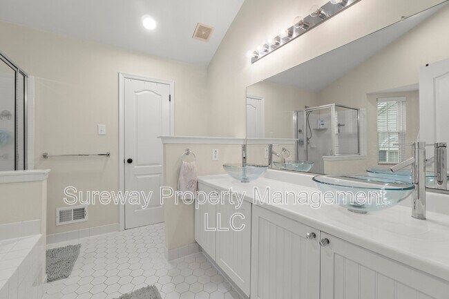 Building Photo - 221 Lookout Pl