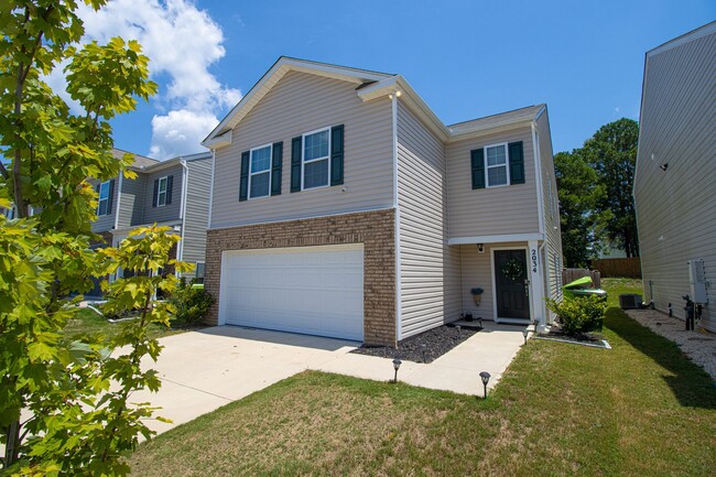Building Photo - Stylish & Spacious Pet-Friendly Home in Bo...