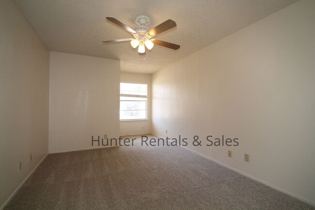 Building Photo - Awesome Duplex!